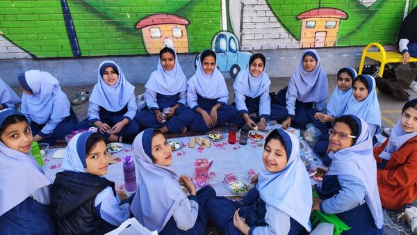 روز جهانی کودک و تخم مرغ در مدرسه شاهد خیر سجادی 