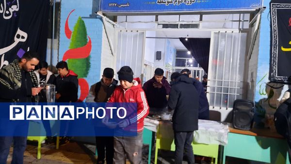 میزبانی دبیرستان سمیه از مردم به‌مناسبت ایام فاطمیه