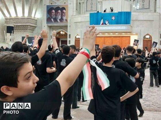 هم‌نوایی دانش‌آموزان منطقه ۵ تهران با سرود «باید برخاست» در سوگواری رهبر شهید