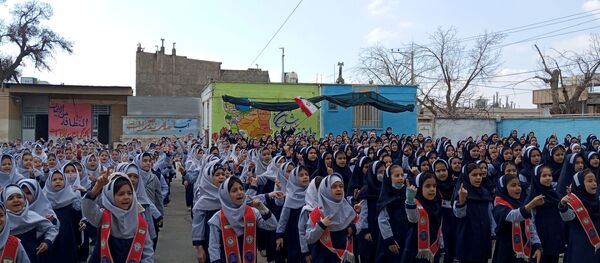  اجرای سرود همگانی (ایرانمون) توسط دانش آموزان مدرسه ناهید نخودی 