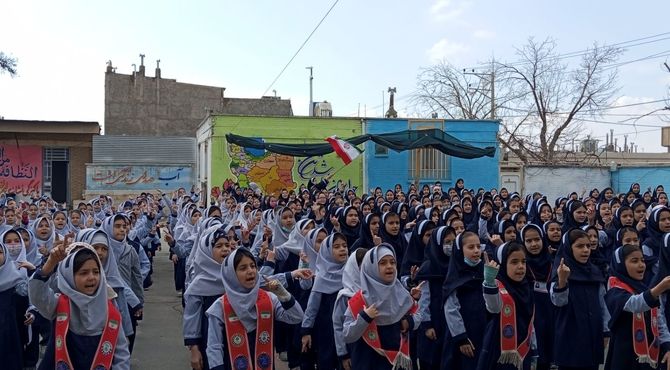  اجرای سرود همگانی (ایرانمون) توسط دانش آموزان مدرسه ناهید نخودی 