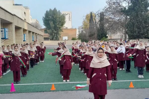 مراسم دهه فجر و برگزاری نمایشگاه دست‌سازهای دانش‌آموزی در دبستان شیخ کلینی