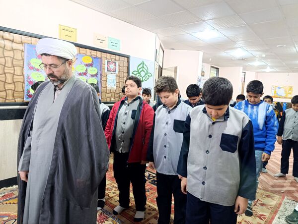 برگزاری نماز جماعت و محفل انس با قرآن در دبستان معلم 2 آشخانه 