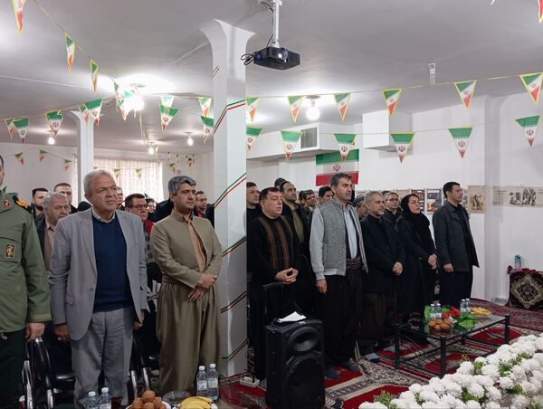 نواختن زنگ انقلاب در مدرسه قادر خانزاده شهرستان بانه