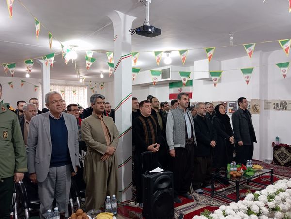 نواختن زنگ انقلاب در مدرسه قادر خانزاده شهرستان بانه