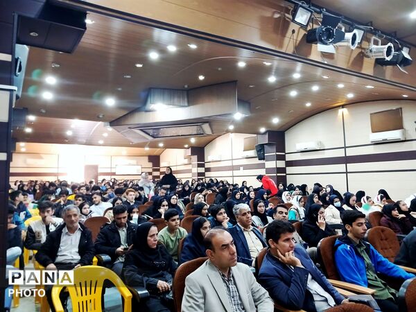 پژوهشگران جوان خرم‌آباد در آیین تجلیل جشنواره پژوهش‌سراها خوش درخشیدند