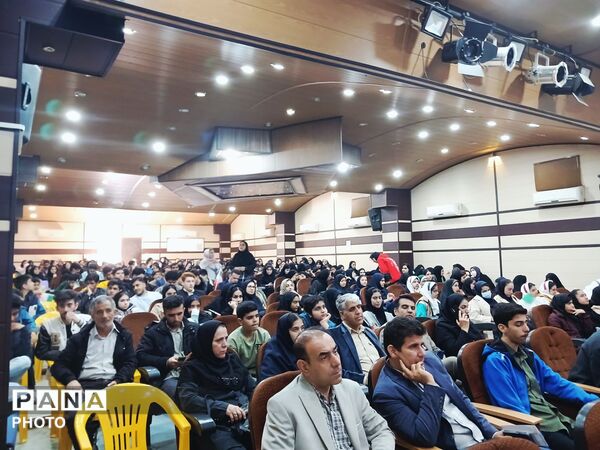 پژوهشگران جوان خرم‌آباد در آیین تجلیل جشنواره پژوهش‌سراها خوش درخشیدند