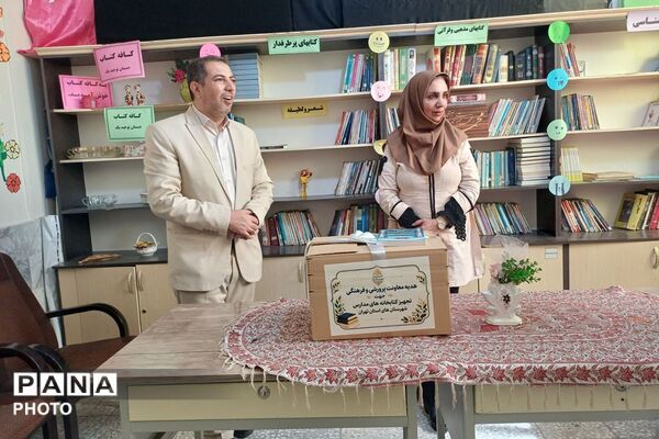 تقویت گنجینه کتابخانه مدرسه توحید یک با هدیه ای از جنس دانایی
