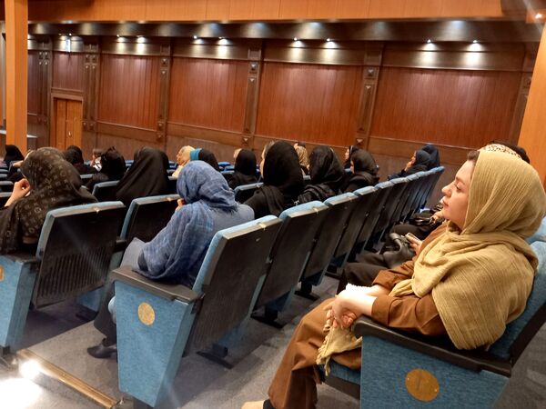 اولین مجمع عمومی انجمن اولیا ومربیان دبیرستان آرمینه مصلی نژاد ناحیه ۶