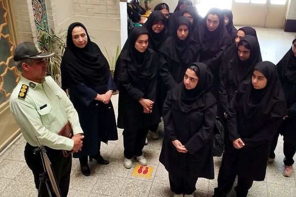 برگزاری نمایشگاه شناخت خطرات و آسیب های جامعه به مناسبت هفته نیروی انتظامی در دبیرستان صدیقه طاهره ناحیه یک شهرری