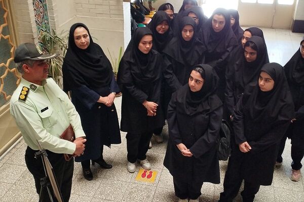 برگزاری نمایشگاه شناخت خطرات و آسیب های جامعه به مناسبت هفته نیروی انتظامی در دبیرستان صدیقه طاهره ناحیه یک شهرری