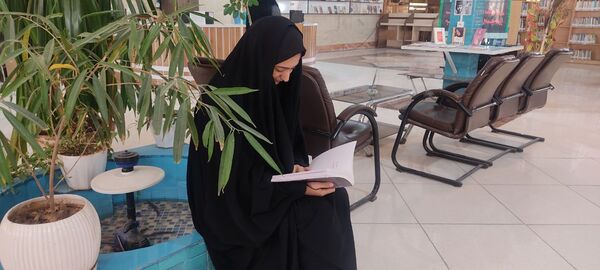 بازدید دانش‌آموزان دبیرستان امام حسین‌(ع) دوره دوم از کتابخانه عمومی شهر