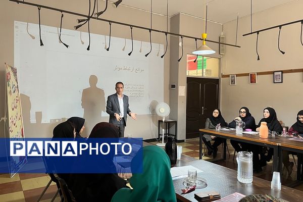 کارگاه آموزشی «مهارت‌های برقراری ارتباط با نوجوان » در هنرستان قدس ناحیه دو شهرری 
