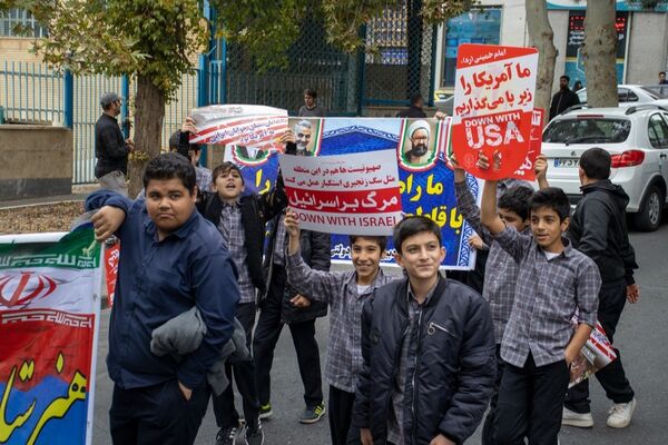 شرکت پرشور دهه هشتادی و نودی‌‌های شهر محلات در یوم‌الله ۱۳ آبان