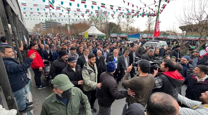 حضور رئیس‌جمهور پزشکیان در راهپیمایی ۲۲ بهمن