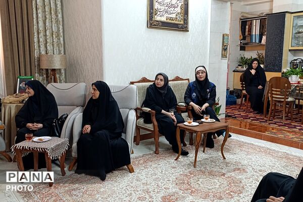 در خانه‌های روشن از یاد شهیدان، مدیر آموزش و پرورش شهرستان شهریار درس ایثار را مرور کرد