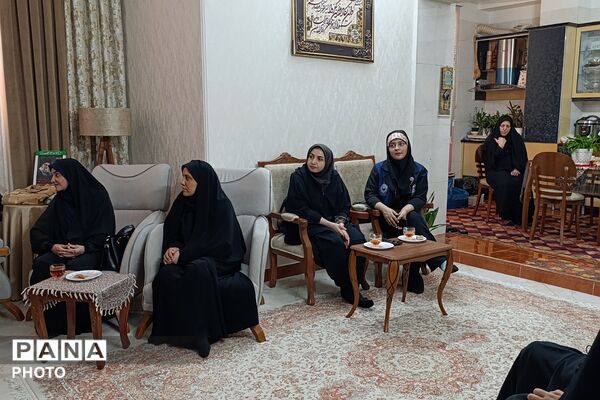 در خانه‌های روشن از یاد شهیدان، مدیر آموزش و پرورش شهرستان شهریار درس ایثار را مرور کرد