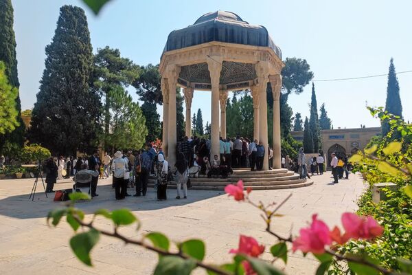 روز بزرگداشت حافظ، شاعر پرآوازه و لسان‌الغیب