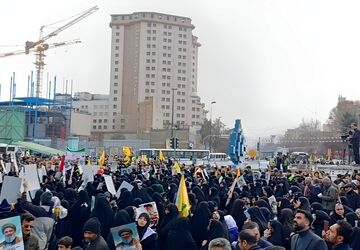 اجتماع مردمی همزمان با مراسم تشییع پیکر شهدای مقاومت در میدان بسیج مشهد