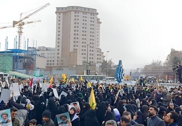 اجتماع مردمی همزمان با مراسم تشییع پیکر شهدای مقاومت در میدان بسیج مشهد