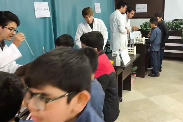 نمایشگاه آزمایشگاهی در دبیرستان استعدادهای درخشان شهید بهشتی رودهن 