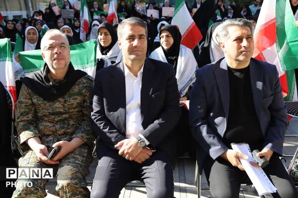مراسم صبحگاه مشترک بسیج فرهنگیان تهران بزرگ در اداره کل آموزش و پرورش