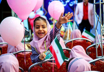 جشن شکوفه ها در کازرون همراه با لبخند مادران در آغاز راه علم آموزی

