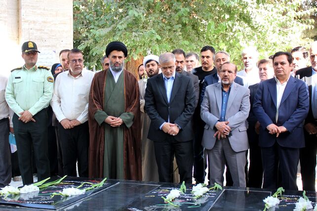  عطرافشانی مزار شهدای گمنام نظرآباد 