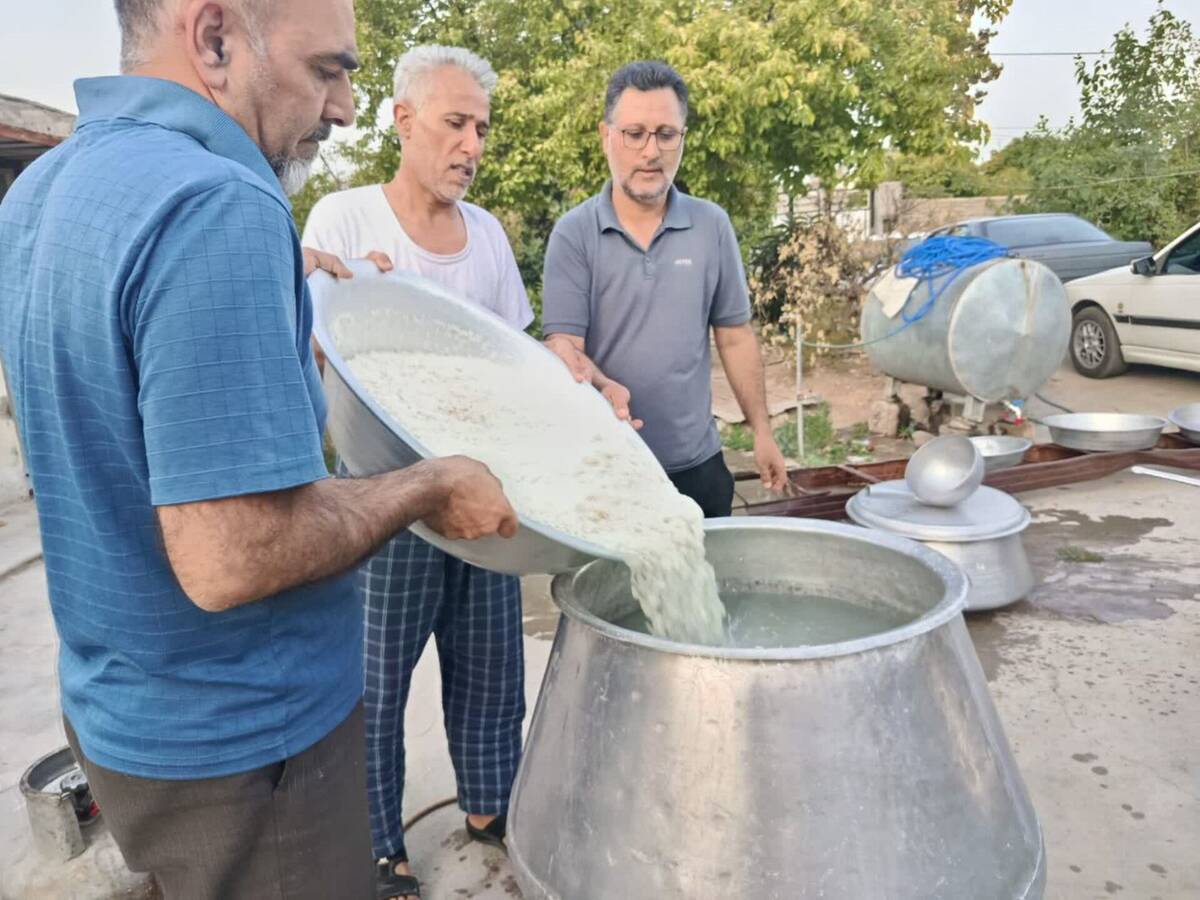 پخت و توزیع نذری در روز تاسوعای حسینی روستای حسن آباد داراب استان فارس