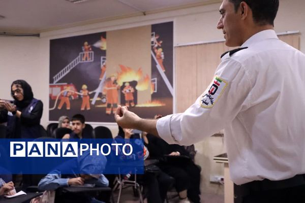 بازدید خبرنگاران پانا ناحیه یک و دو یزد از مرکز شماره ۹ آتشنشانی یزد