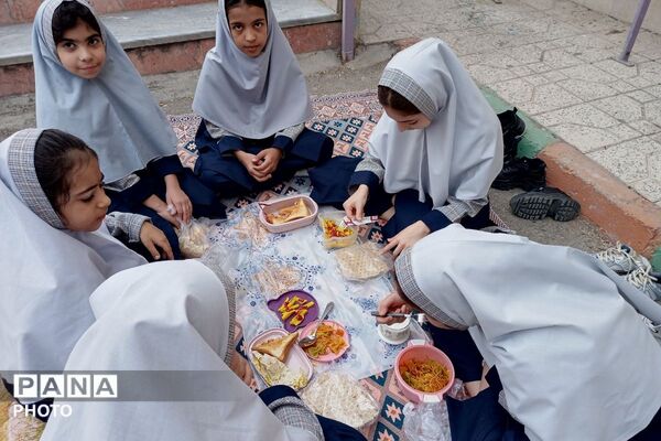 تغذیه سالم در محیطی شاد در دبستان شهید  آقچه‌لو