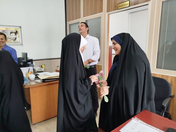 اهدای گل به کارکنان اداره‌کل آموزش و پرورش شهرستان‌های تهران به‌مناسبت بزرگداشت روز معلم 