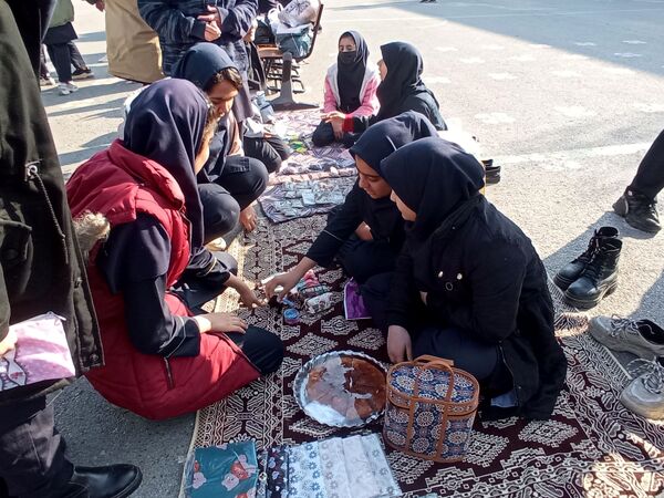برپایی بازارچه‌ دانش‌آموزی در دبیرستان دلیری مشهد