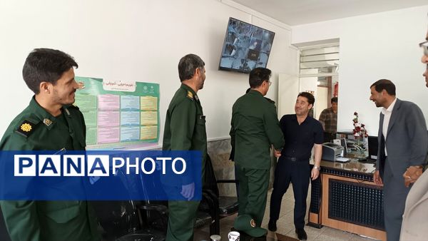 بازدید فرمانده بسیج دانش آموزی از دبیرستان شاهد صاحب الزمان 