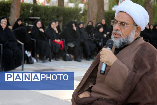 ادای احترام وزیر آموزش و پرورش و فرماندهان سپاه بر مزار سردار شهید کاظمی در بهشت رضا(ع)