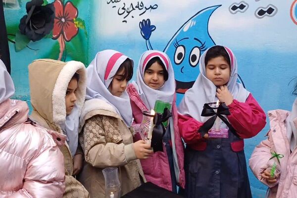 ایستگاه صلواتی در دبستان سارا، میزبان دل‌های کوچک در سوگ حضرت فاطمه(س) بود