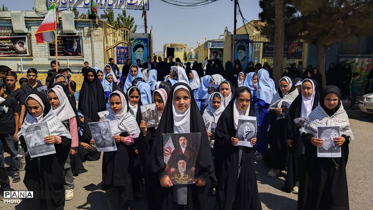  طنین فریاد استکبارستیزی دانش‌آموزان زاوه با اجرای سرود «باید برخاست»