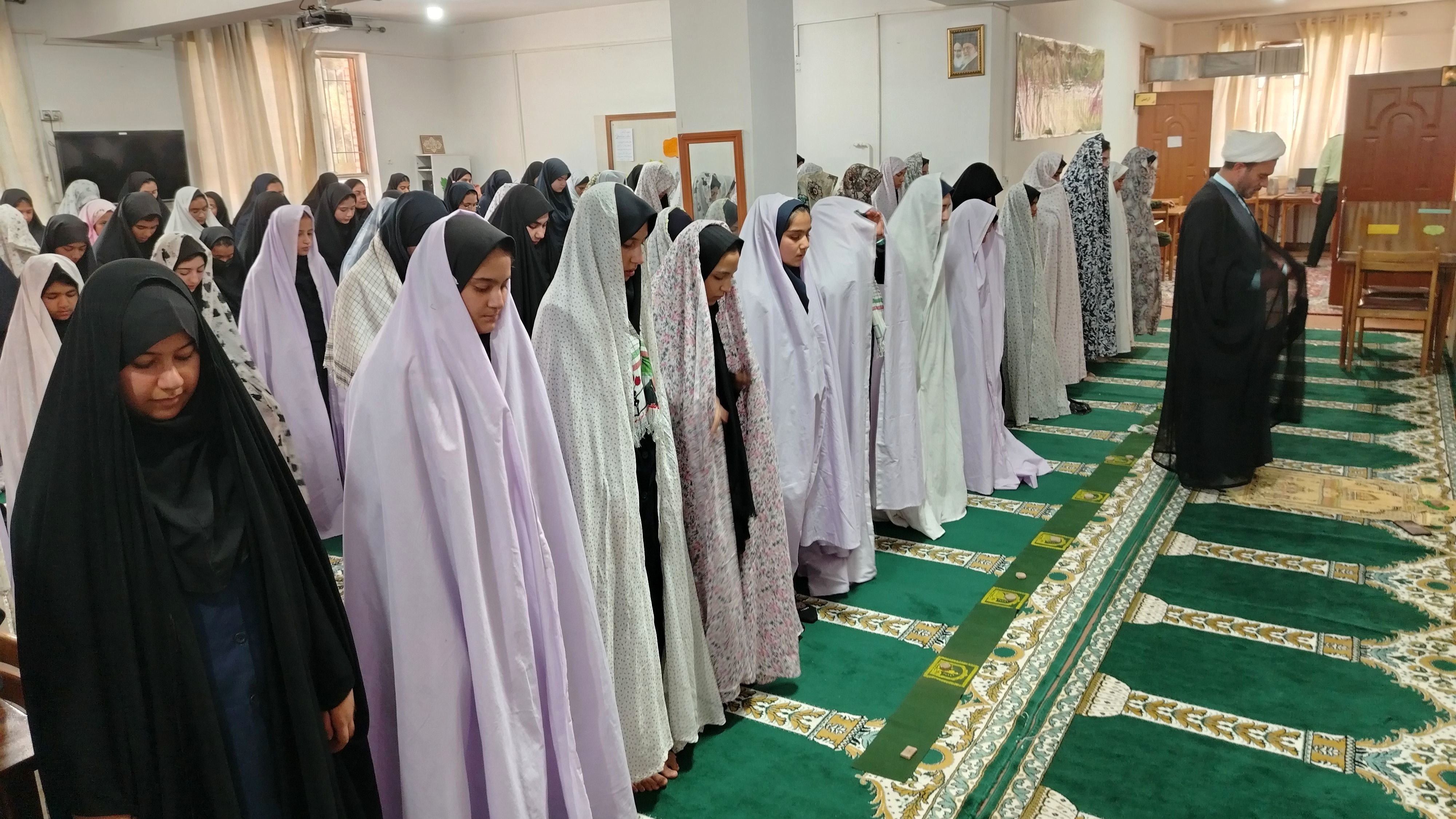 اقامه نماز جماعت ظهر و عصردر دبیرستان شهید مجید دهنوی 