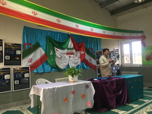 نمایشگاه آمادگی دفاعی و یادآوره ی دستاوردهای انقلاب سلامی در مدرسه حضرت زینب  شهر کندر 