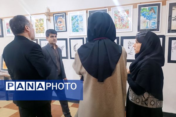 برپایی نمایشگاه آثار هنری دانش‌آموزان به مناسبت دهه فجر 