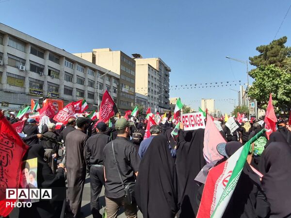 اشک یک ملت در بدرقه رهبر شهید