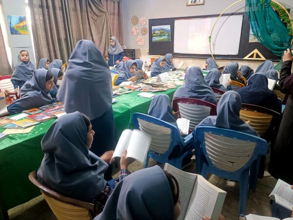 جشن کتاب و مطالعه در دبیرستان دخترانه متوسطه اول 15 خرداد 