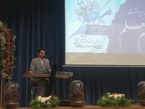 نواختن زنگ سپاس در فرهنگسرای آریو مصلی نژاد 