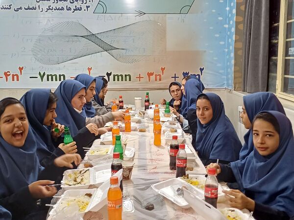 مراسم ضیافت افطاری و محفل انس با قرآن دبیرستان دخترانه‌‌ نمونه‌ دولتی سعدی 