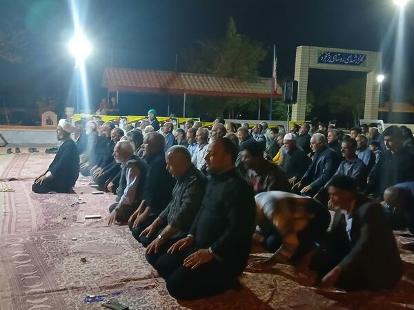 مراسم شبی با شهدا در محل گلزار شهدای روستای بزنجرد شهرستان خلیل‌آباد