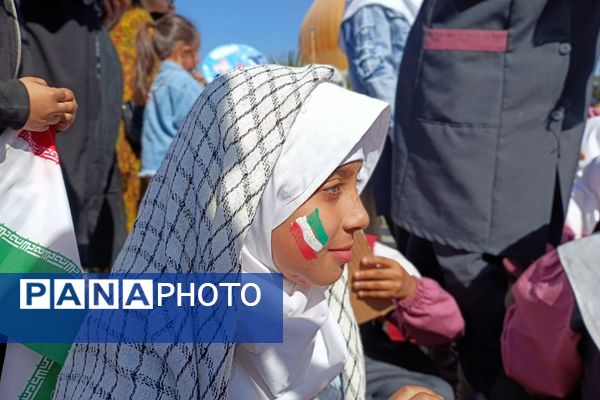 حضور پرشور دانش‌آموزان فشافویه در راهپیمایی ۱۳ آبان