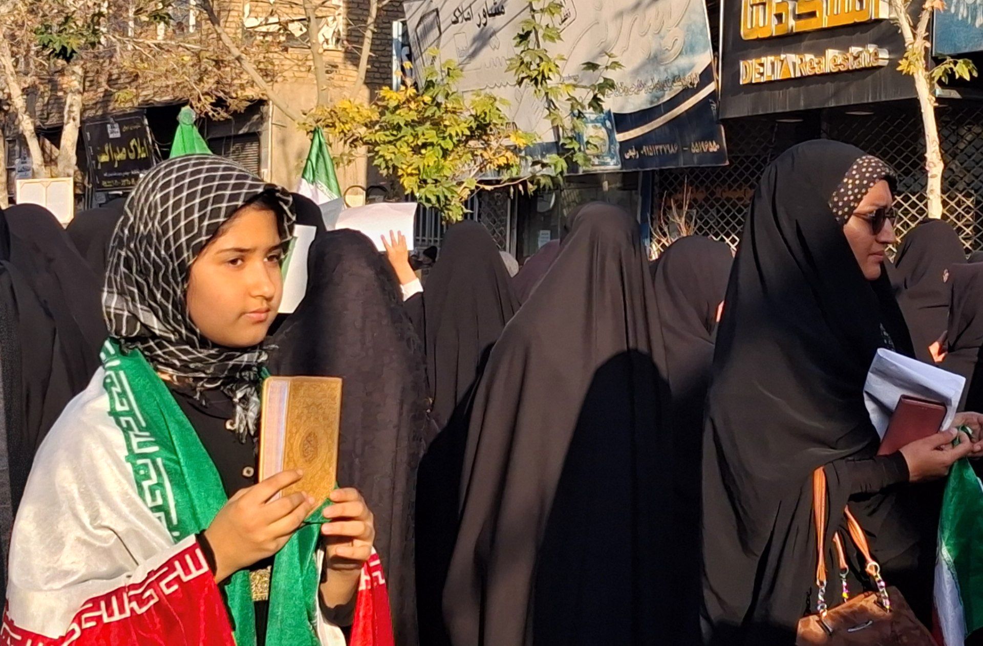 حضور پرشور کودکان در راهپیمایی میثاق با ولایت و محکوم نمودن اغتشاشات گروه های تروریستی در کاشمر