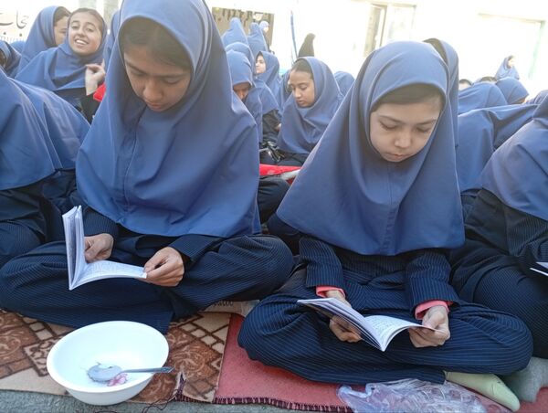 طنین همدلی در دهه فاطمیه، توزیع آش نذری در میان دانش‌آموزان دبیرستان دکتر جواد حداد ۲