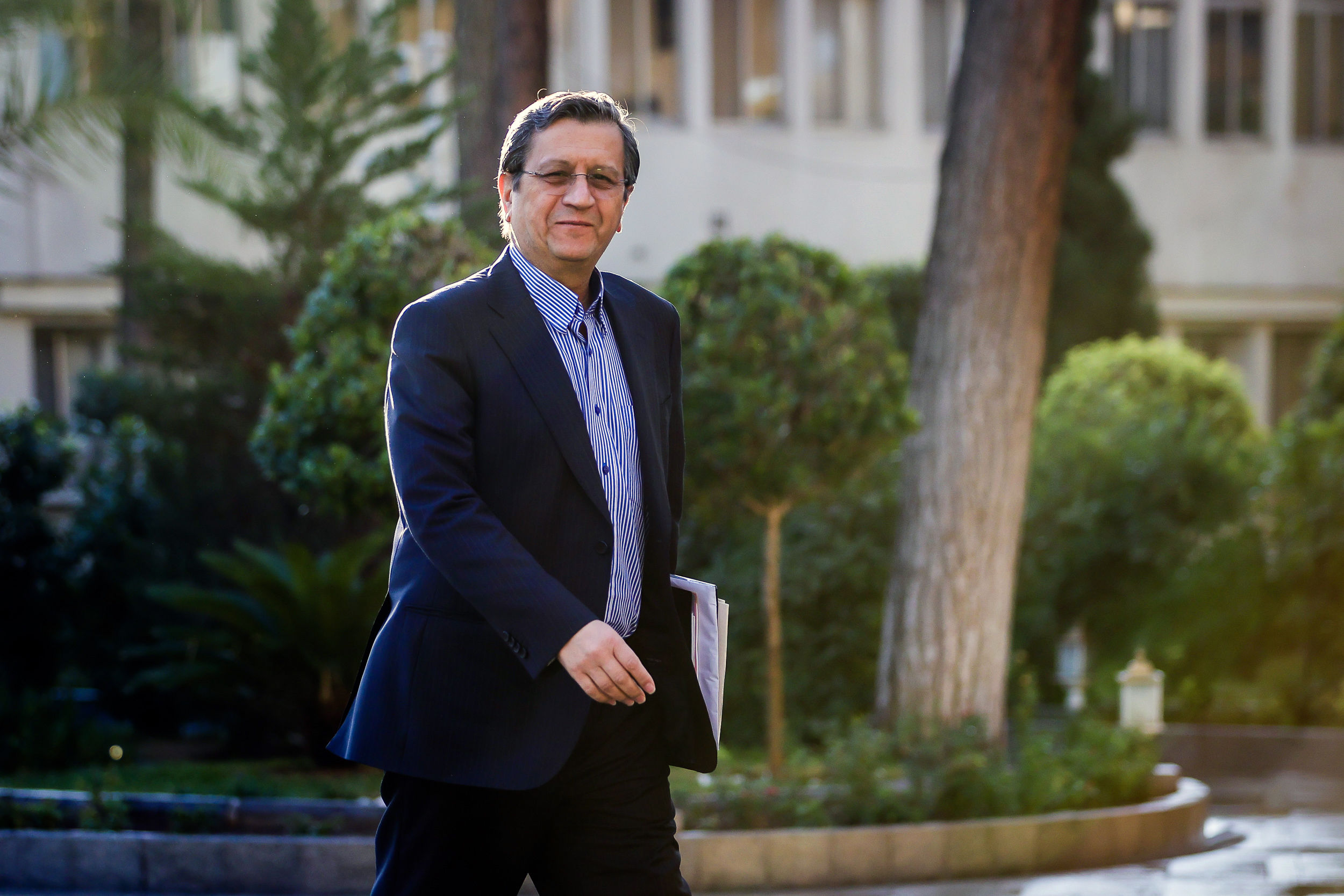 همتی: مخالف تصمیمات خلق الساعه در صادرات هستیم