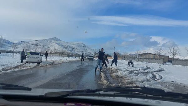 رقص دانه‌های برف در آسمان خاتم؛ شور و هیجان کودکان